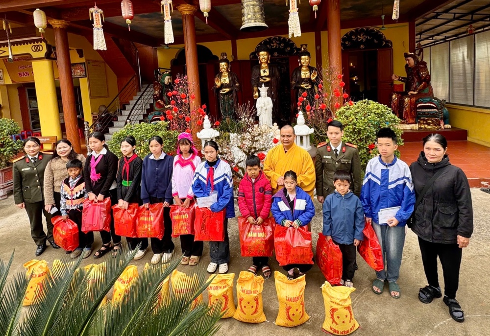 Lào Cai: Phân ban Phật tử Dân tộc Trung ương trao học bổng kỳ II cho học sinh dân tộc thiểu số