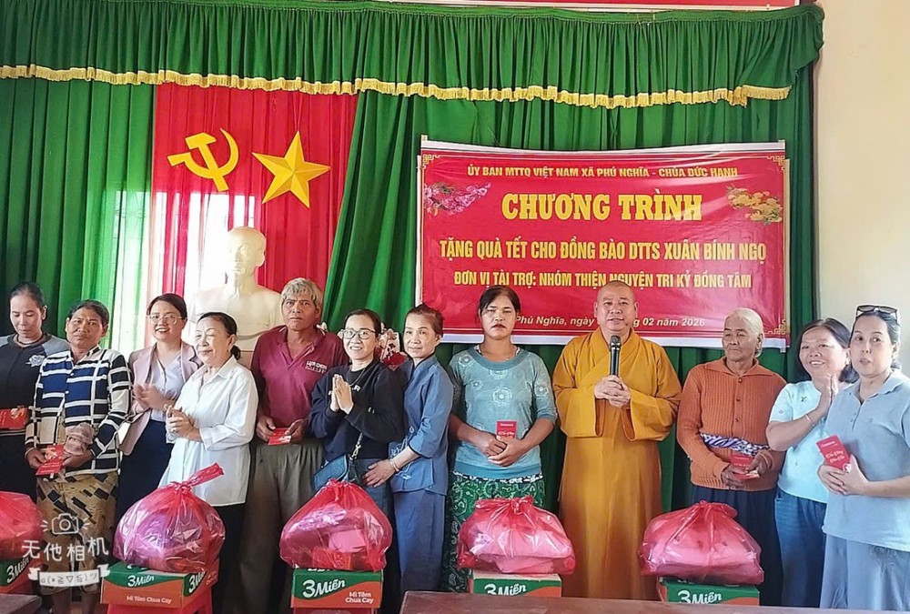 Đồng Nai: Trao tặng tủ sách và quà Xuân Bính Ngọ tại hai xã Bù Gia Mập và Phú Nghĩa