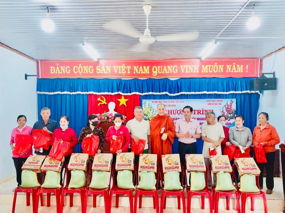 TP.HCM: Chùa Giác Hoàng trao tặng quà mừng xuân đến 115 hộ gia đình tại phường Tân Uyên