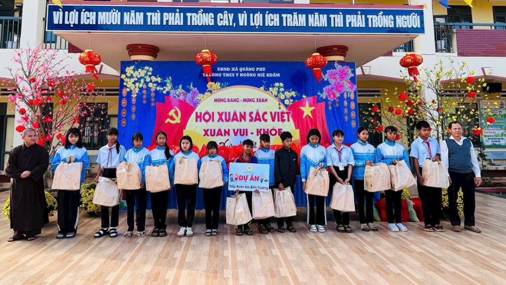 Đắk Lắk: Chùa Hoa Nghiêm trao học bổng đến học sinh yếu thế