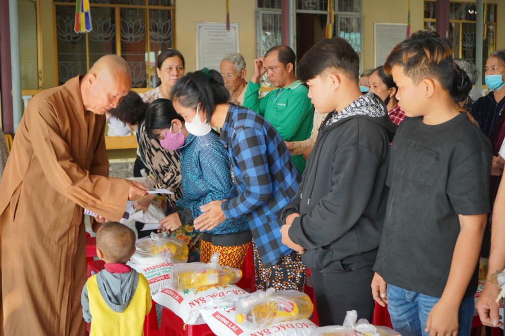 Đồng Tháp: Tổ đình Phước Lâm trao quà “Tết Yêu Thương” bên thềm xuân Bính Ngọ
