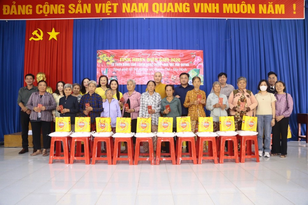 Tây Ninh: Chương trình “Tình xuân biên giới” trao hơn 100 phần quà đến người dân khó khăn, thăm và chúc Tết Bộ đội Biên phòng