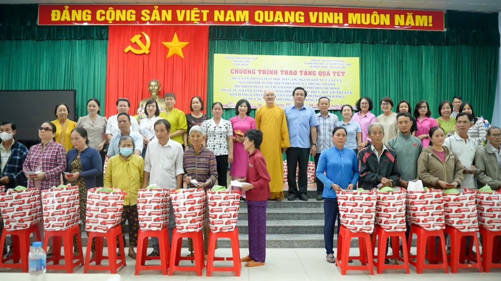 Vĩnh Long: Phật giáo tỉnh trao 200 phần quà Tết và bàn giao nhà Đại đoàn kết trước thềm Xuân Bính Ngọ