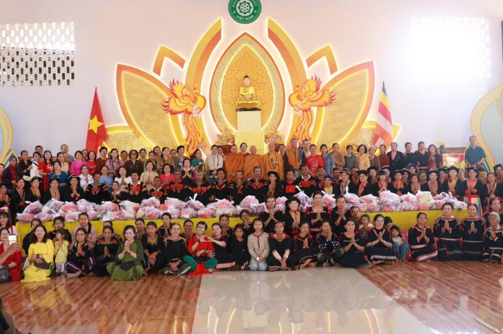 Xuân đoàn kết – trao 100 phần quà tết đến đồng bào dân tộc thiểu số tại Đắk Lắk