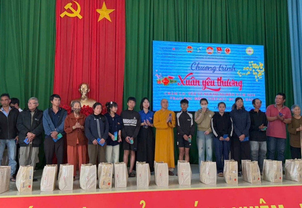 Đắk Lắk: Chương trình “Tết vì người nghèo” trao học bổng “Tiếp bước em đến trường” Xuân Bính Ngọ 2026