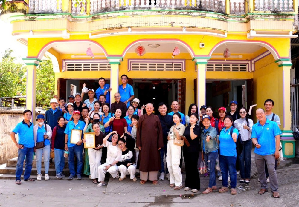 Vĩnh Long: Chùa Long Khánh trao tặng 230 phần quà Tết đến người khiếm thị, bà con có hoàn cảnh khó khăn chào mừng xuân Bính Ngọ