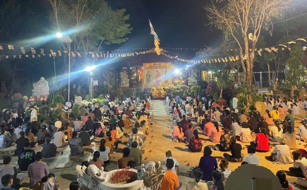 Tây Ninh: Hàng ngàn Phật tử dự lễ cầu an đầu năm 2026 và thắp nến cầu nguyện quốc thái dân an tại chùa Suối Pháp