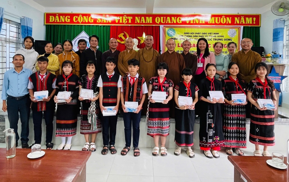 Đà Nẵng: Phân ban Phật tử Dân tộc Trung ương trao học bổng cho học sinh dân tộc thiểu số kỳ II (năm học 2025-2026)