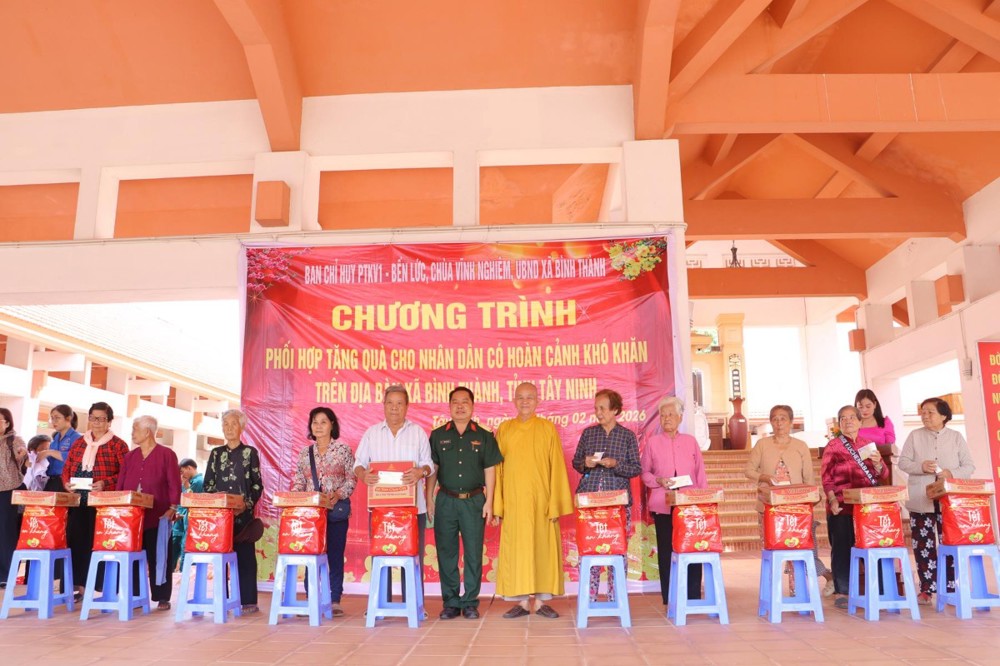 Tây Ninh: Phật giáo tỉnh và Chùa Vĩnh Nghiêm trao quà Tết Bính Ngọ cho nhân dân xã Bình Thành
