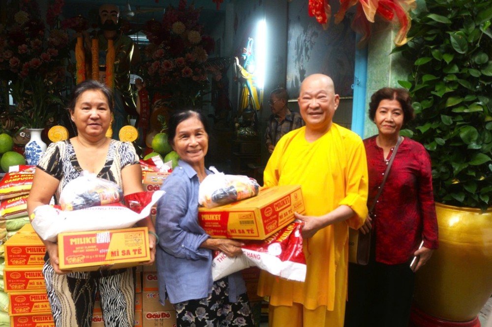 TP.HCM: Chùa Long Vân trao 250 phần quà Tết Bính Ngọ đến người khó khăn