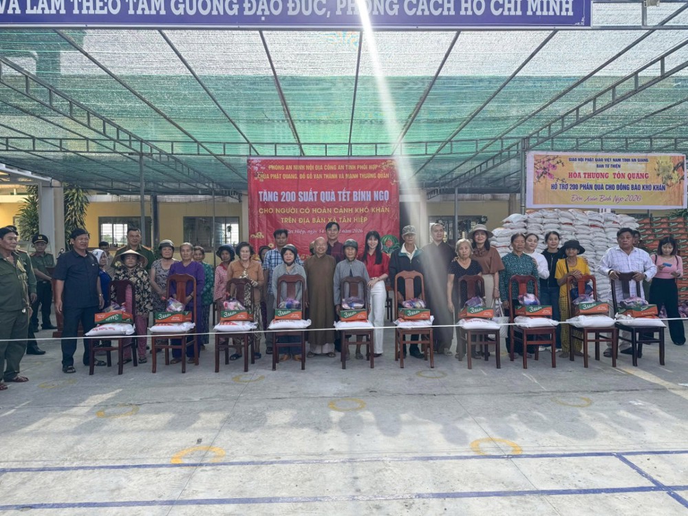 An Giang: Chùa Phật Quang, Phòng An ninh nội địa Công an tỉnh và đồ gỗ Vạn Thành phối hợp tặng quà cho bà con khó khăn