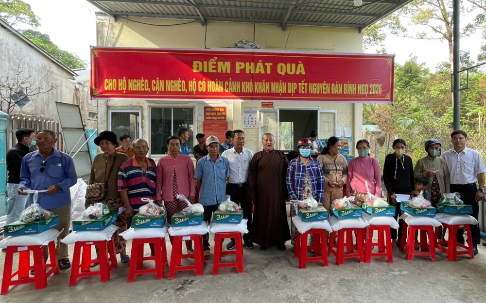 An Giang: Đại đức Thích Tuệ Tiến trao 100 phần quà cho bà con nghèo tại ấp Hòn Trẹm