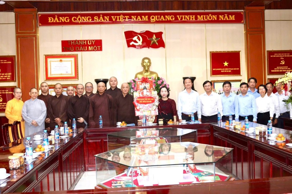 TP.HCM: Phật giáo phường Thủ Dầu Một thăm, chúc Tết lãnh đạo phường 