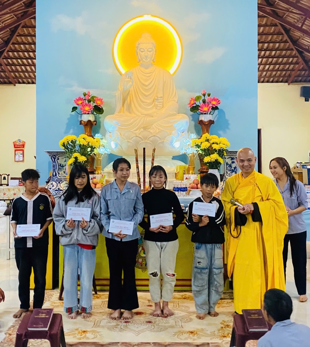 Lâm Đồng: Phân ban PTDT TƯ trao học bổng kỳ II cho 50 học sinh dân tộc thiểu số