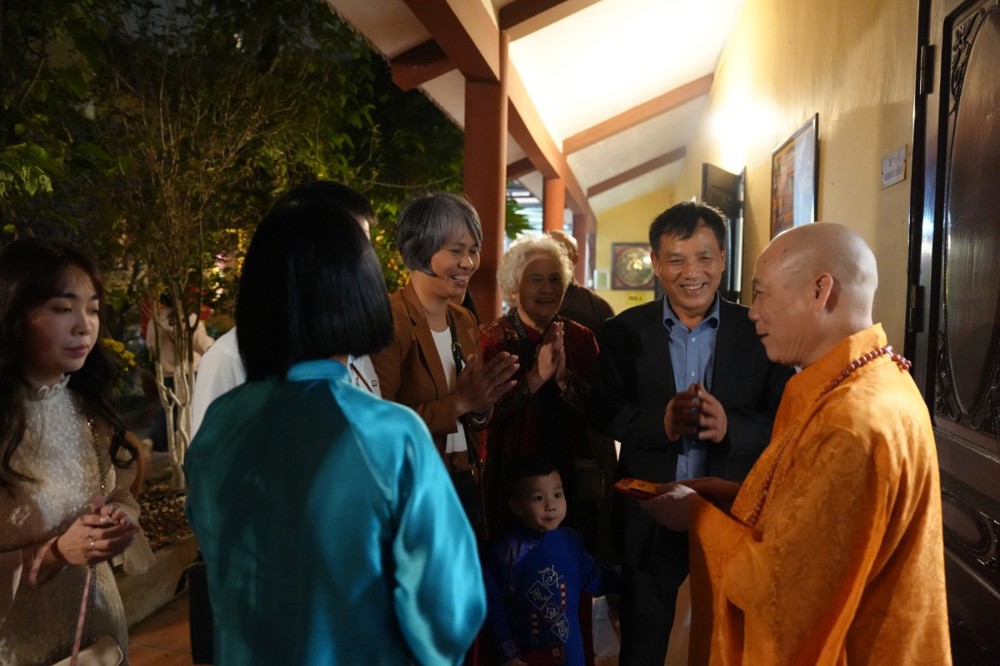 Đêm Giao thừa thiêng liêng tại chùa Bằng, nguyện cầu an lạc cho muôn người