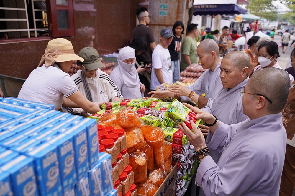 TP.HCM: Ban Từ thiện Xã hội GHPGVN tỉnh Đồng Nai tổ chức phiên chợ 0 đồng tại Bệnh viện Ung Bướu cơ sở 2