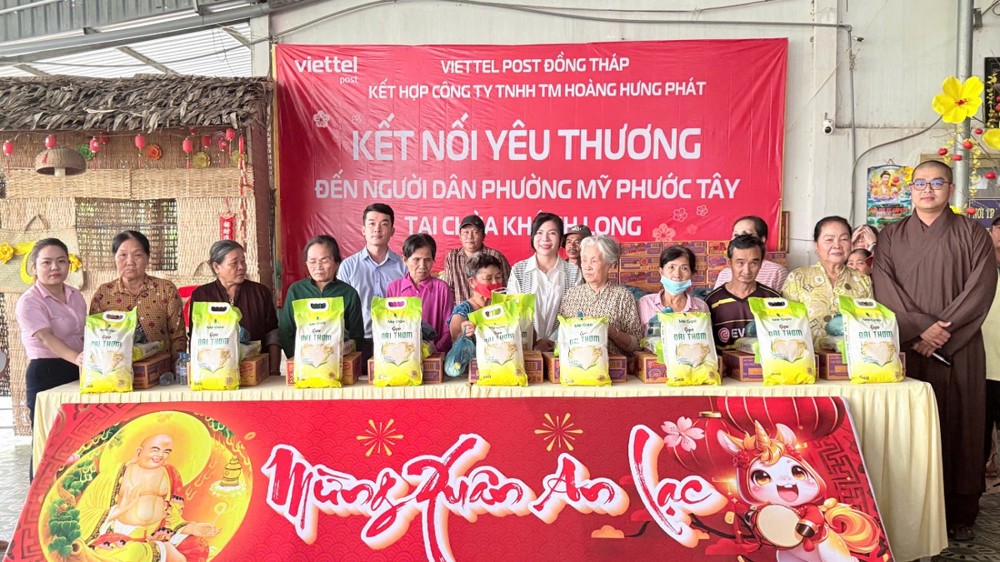 Đồng Tháp: Chùa Khánh Long tổ chức chương trình kết nối yêu thương đến người dân phường Mỹ Phước Tây