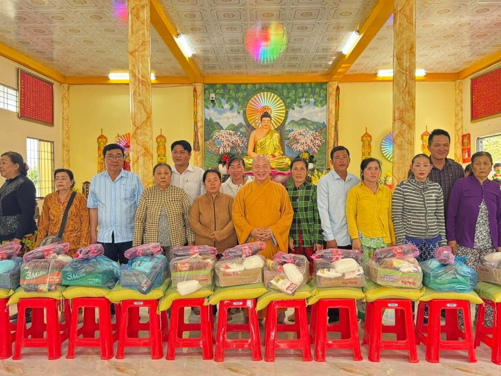 Cà Mau: “Hương Xuân Về Đất Mũi” – Chùa Bảo Tạng trao tặng 1.060 suất quà Tết Bính Ngọ đến bà con khó khăn