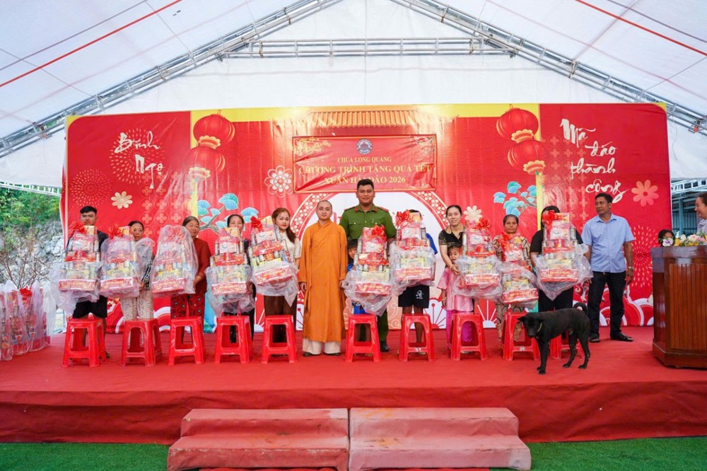 An Giang: Chùa Long Quang tổ chức chương trình “Xuân Hải Đảo năm 2026” trao 300 phần quà Tết cho bà con có hoàn cảnh khó khăn