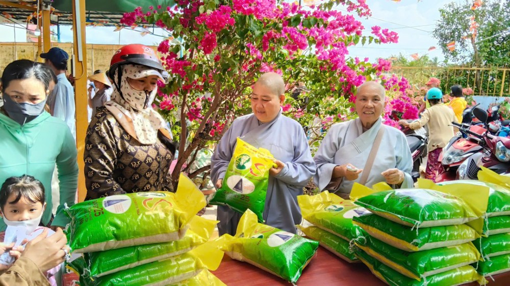 Cà Mau: 250 hộ nghèo tham dự phiên chợ " Tết Ấm Tình Người" tại chùa HƯng Nhơn