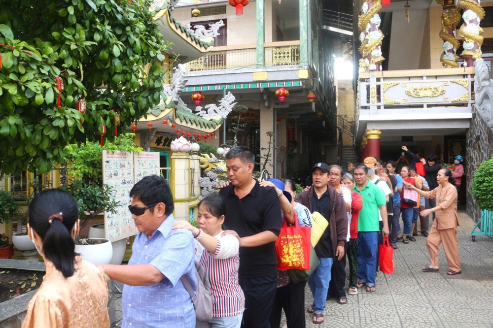 TP.HCM: Chùa Pháp Quang (phường Bình Đông) trao quà Tết cho người khiếm thị