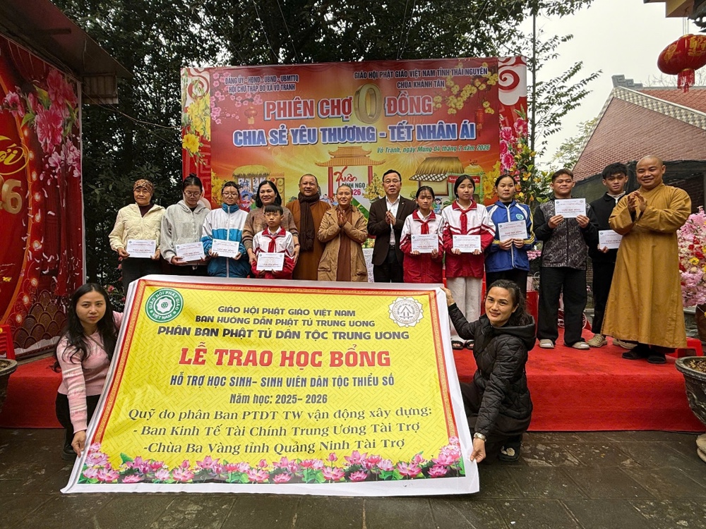 Thái Nguyên: Trao học bổng kỳ II cho học sinh dân tộc thiểu số vượt khó học giỏi