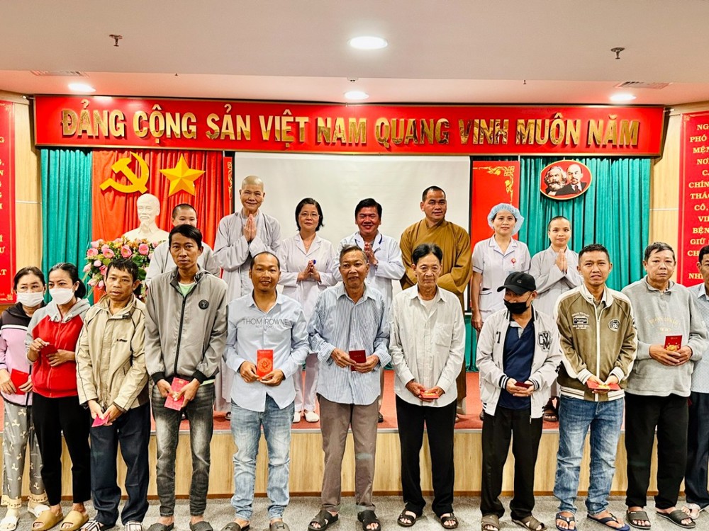 TP.HCM: Tặng quà đến các bệnh nhân đang điều trị chạy thận tại Bệnh viện Đa khoa Vũng Tàu