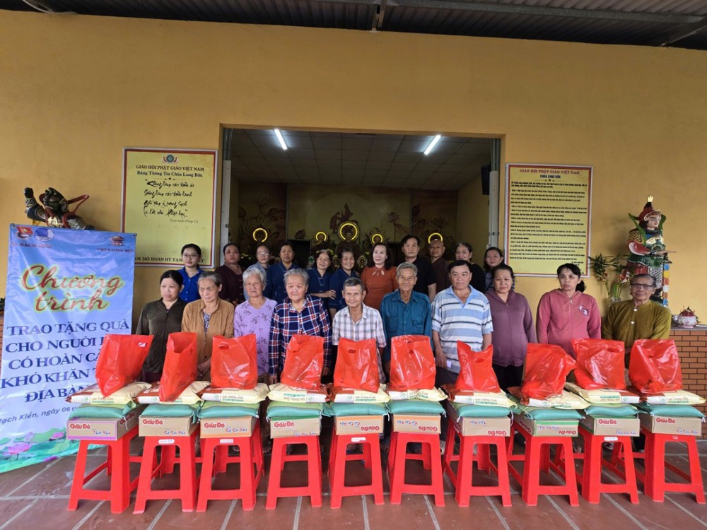 Tây Ninh: Trao hơn 100 phần quà Tết đến bà con khó khăn nhân dịp Xuân Bính Ngọ 2026
