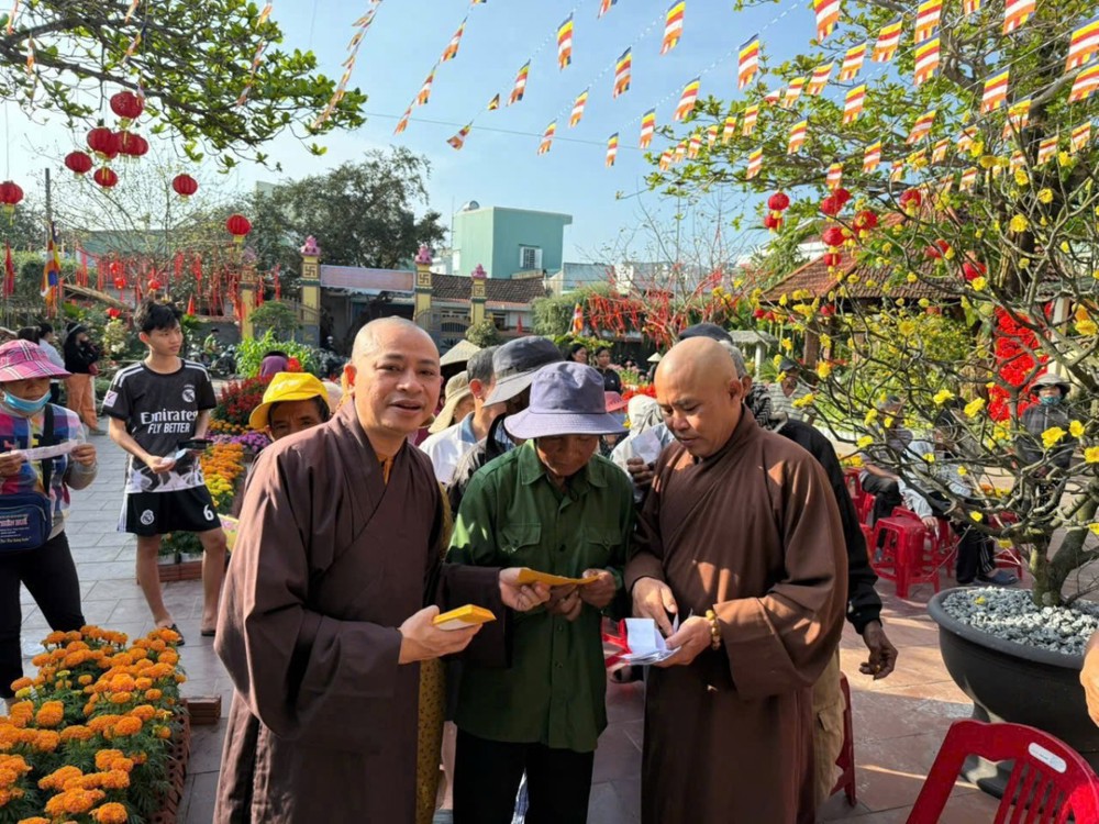 Đà Nẵng: Chùa Bình Quang trao quà “Tết Yêu Thương” Xuân Bính Ngọ