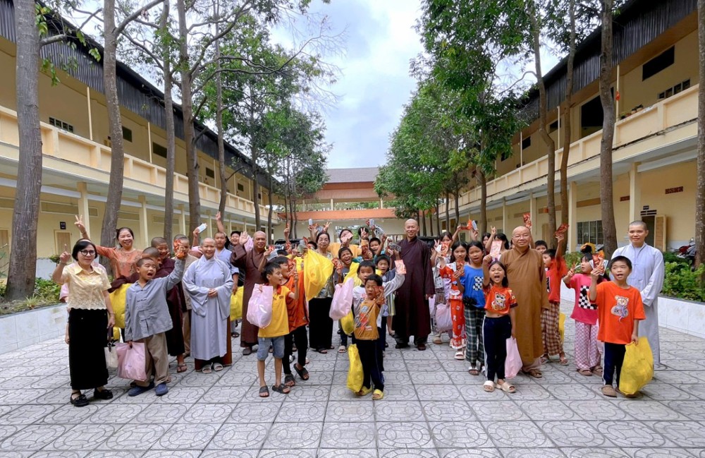 An Giang: Ban Bảo trợ Trung tâm TTXH Phật Quang thăm, chúc Tết và trao quà Xuân đến nhân viên, học sinh