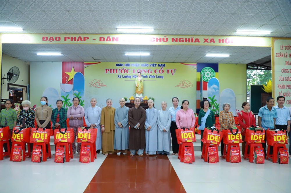 Vĩnh Long: Long Phước cổ tự trao 300 phần quà và 15 suất học bổng đến Phật tử, người dân khó khăn