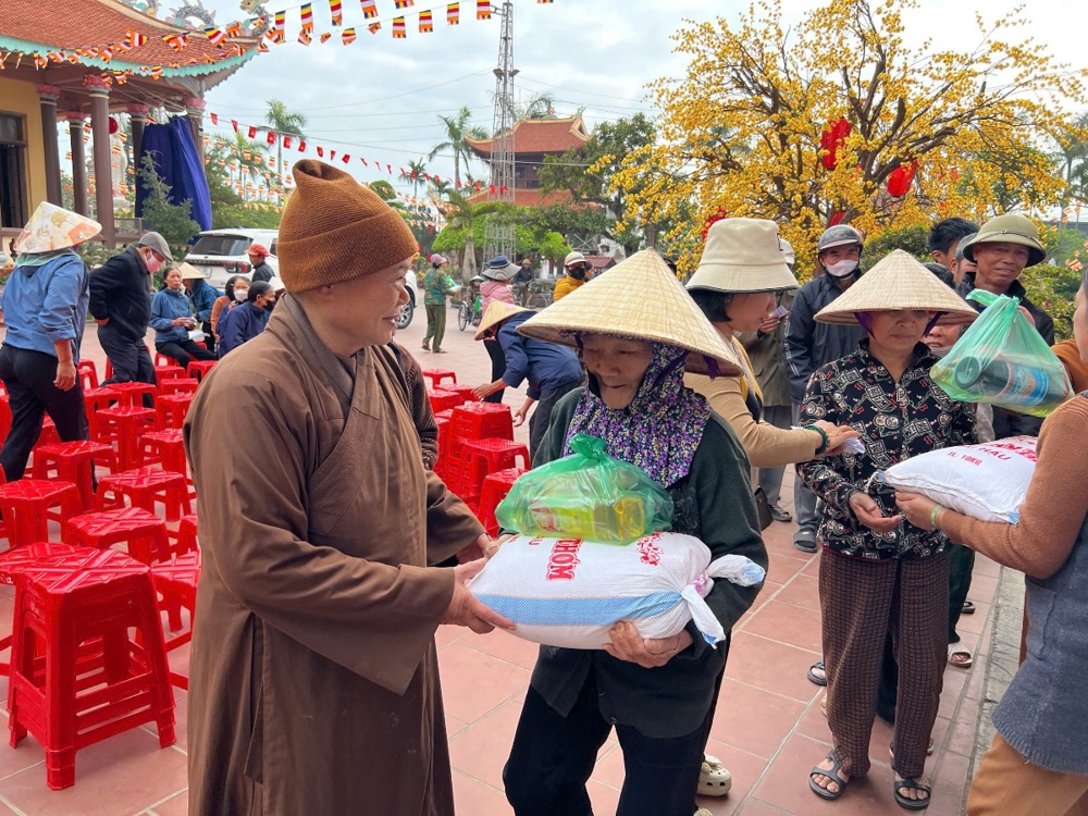 Ninh Bình: Chùa Linh Ứng trao tặng 300 suất quà Tết cho bà con có hoàn cảnh khó khăn