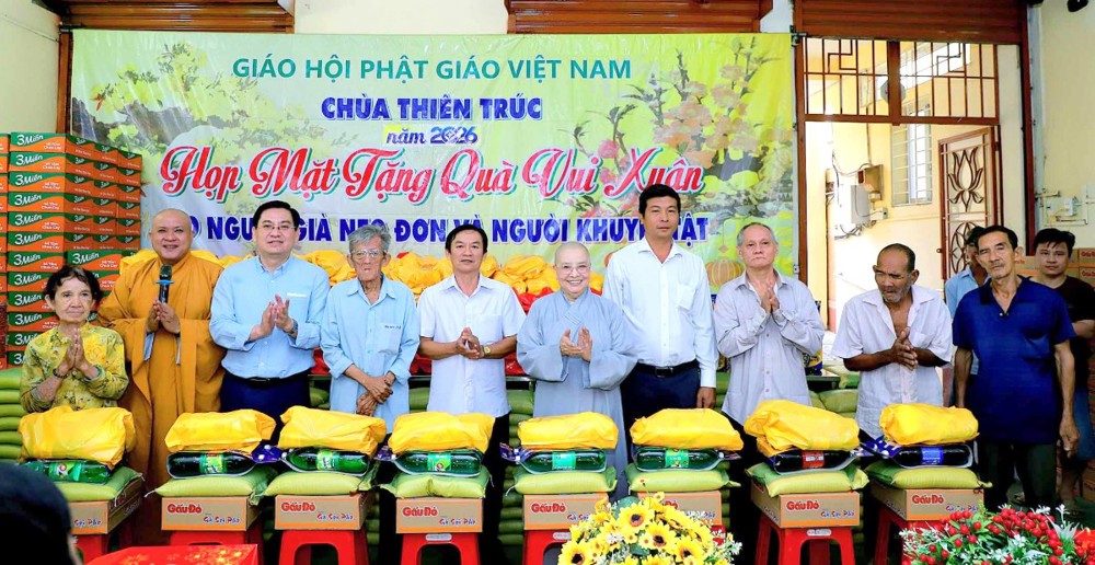 TP.HCM: Trao tặng hơn 200 phần quà Tết ấm áp đến bà con khó khăn tại Chùa Thiên Trúc 