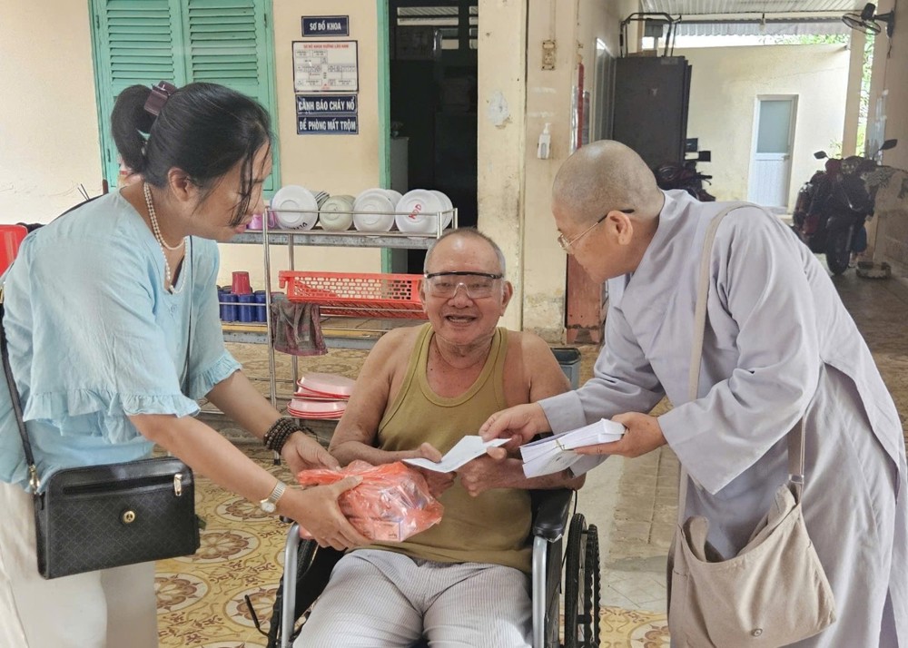 TP.HCM: Tịnh thất Pháp Thủy trao quà Tết đến bệnh nhân và bà con Trại phong Bến Sắn