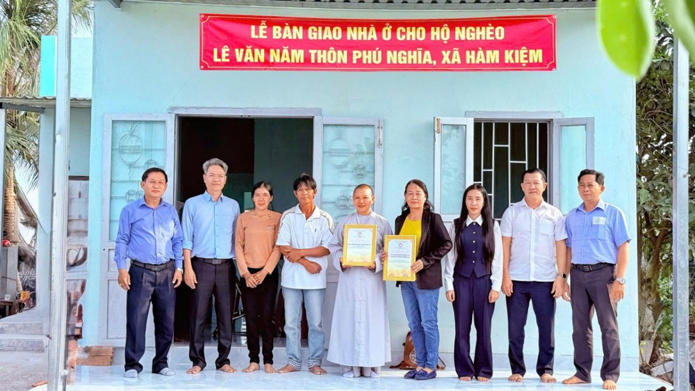 Lâm Đồng: Chùa Phước Minh trao nhà Tình Thương cho gia đình ông Lê Văn Năm xã Hàm Kiệm