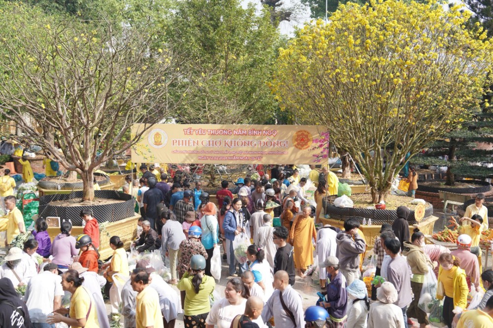 Đồng Nai: Chùa Long Hương tổ chức phiên chợ 0 đồng, trao 1.500 phần quà Tết đến người khó khăn