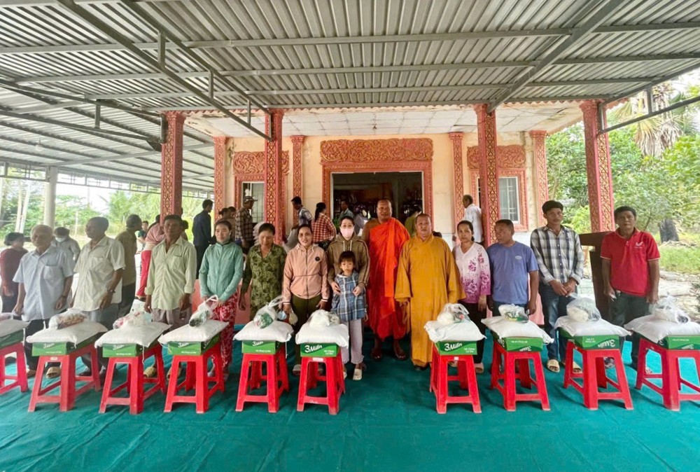An Giang: Chùa Đồng Tranh trao 100 phần quà cho bà con nghèo