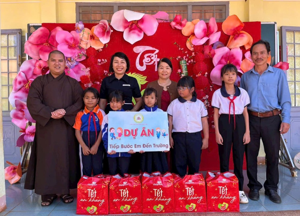 Đắk Lắk: Trao học bổng và quà tặng “Xuân yêu thương” đến học sinh