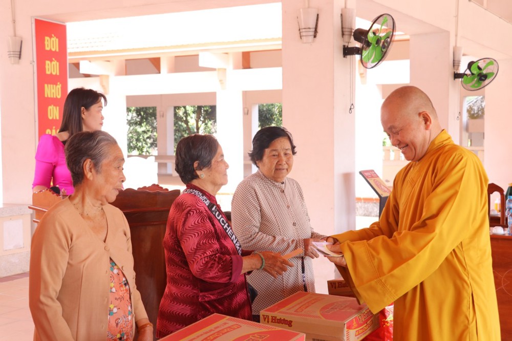 Tây Ninh: Phật giáo tỉnh và chùa Vĩnh Nghiêm trao quà Tết tại Khu Di tích Cách mạng