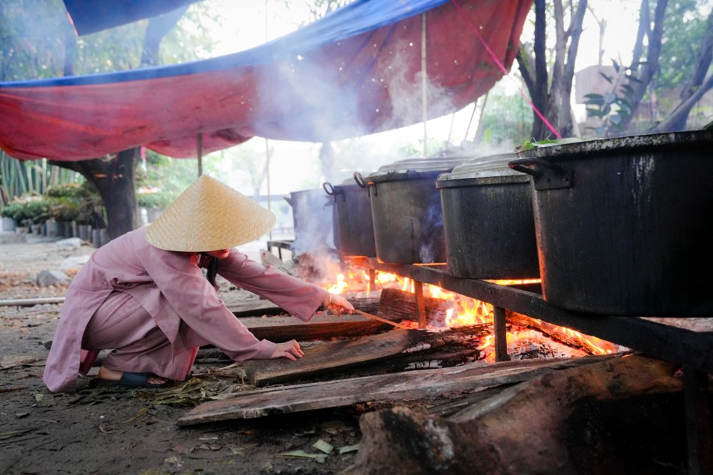 Chuyện bếp lửa đêm mưa và hương vị Tết tình thân