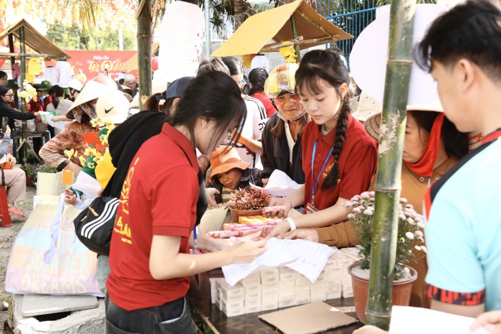 Khánh Hòa: Chùa Bửu Lâm tổ chức Phiên chợ Tết 0 đồng hỗ trợ người dân có hoàn cảnh khó khăn