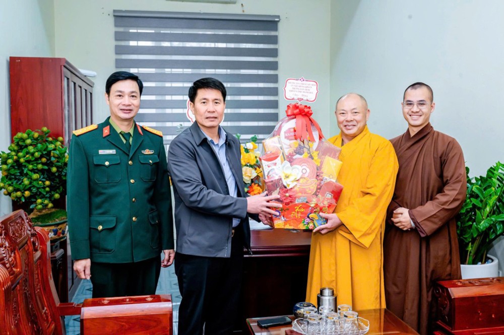 Thanh Hóa: Thượng tọa Thích Tâm Định chúc mừng 96 năm ngày thành lập Đảng Cộng sản Việt Nam, chúc mừng năm mới các phường, xã