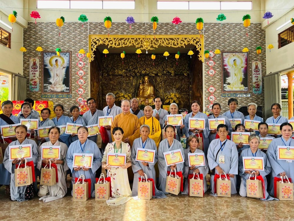 Cà Mau: “Hương Xuân Về Đất Mũi” – Chùa Bảo Tạng trao tặng 1.060 suất quà Tết Bính Ngọ đến bà con khó khăn