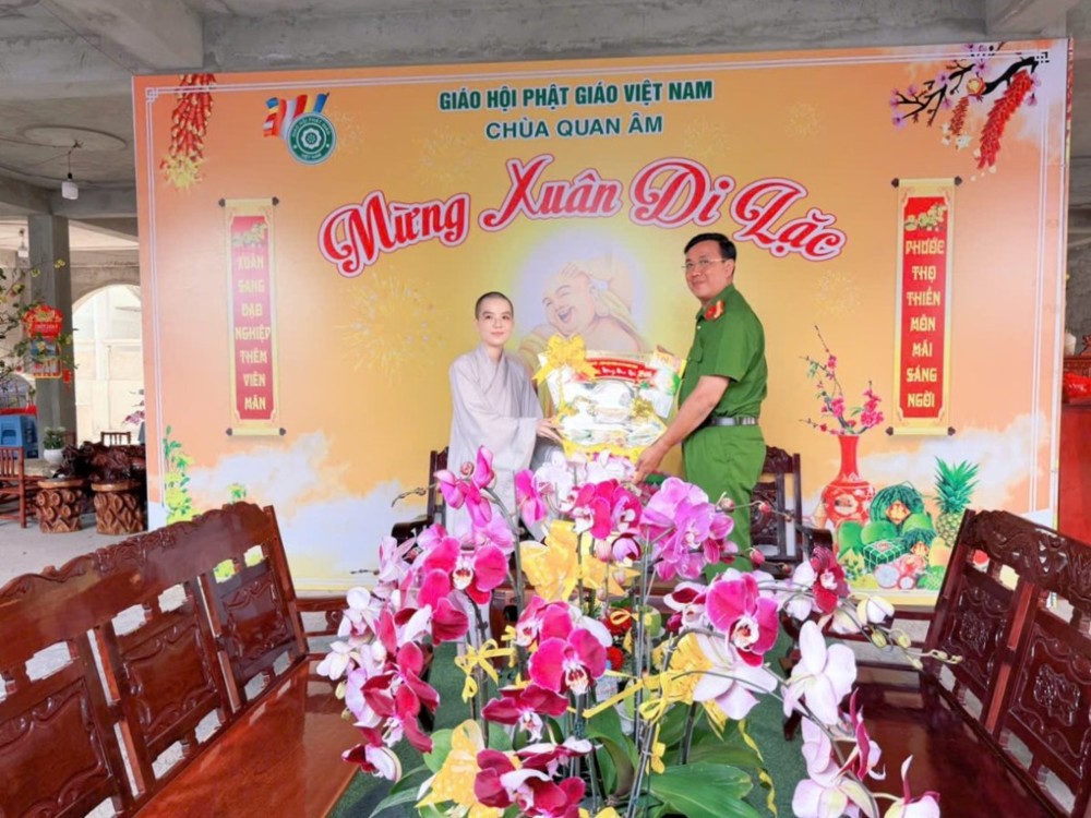 Vĩnh Long: Đảng ủy – Công an xã Càng Long thăm, chúc Tết chùa Quan Âm