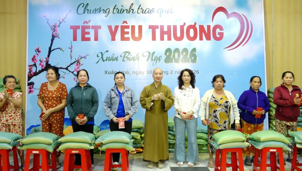 TP.HCM: Tổ đình Vĩnh Nghiêm tiếp tục trao 500 phần quà Tết cho người dân có hoàn cảnh khó khăn