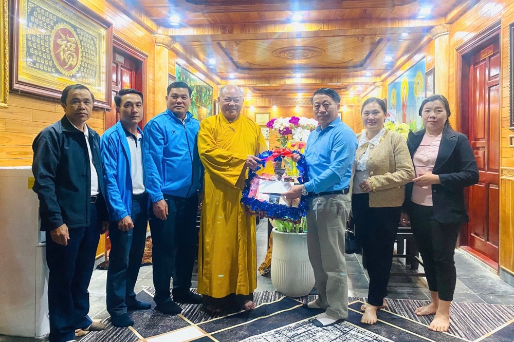 Thanh Hoá: Ban Giám hiệu Trường Dân tộc Nội trú tỉnh Hủa Phăn (Lào) thăm, chúc Tết Thượng toạ Thích Tâm Định