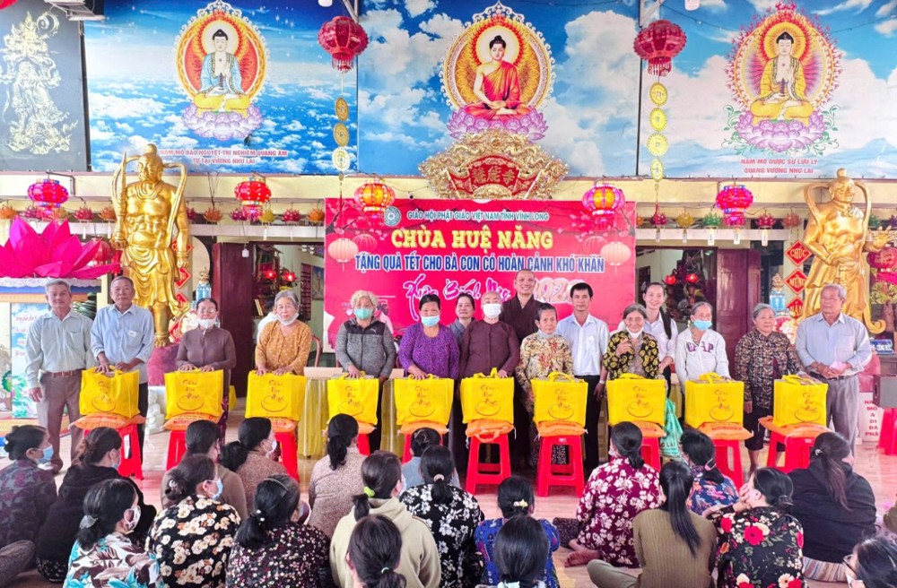 Vĩnh Long: Lan tỏa yêu thương mùa Xuân Ất Tỵ qua chương trình trao 300 phần quà Tết tại Chùa Huệ Năng