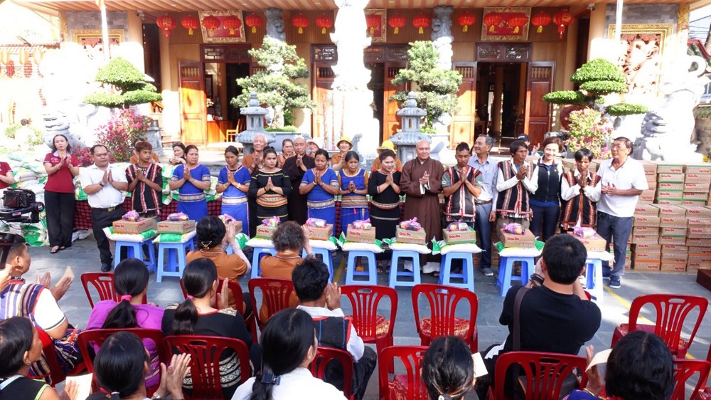 Quảng Ngãi: Ấm áp nghĩa tình tại buổi trao quà Tết ở chùa Huệ Hương