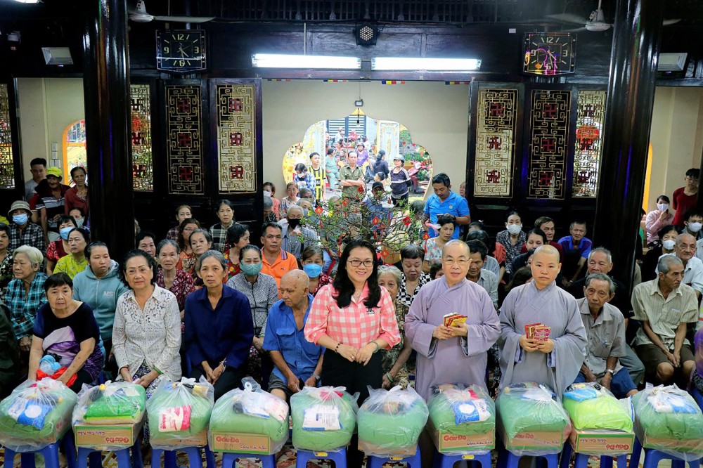 TP.HCM: Chùa Huệ Lâm trao 250 phần quà Tết đến bà con khó khăn