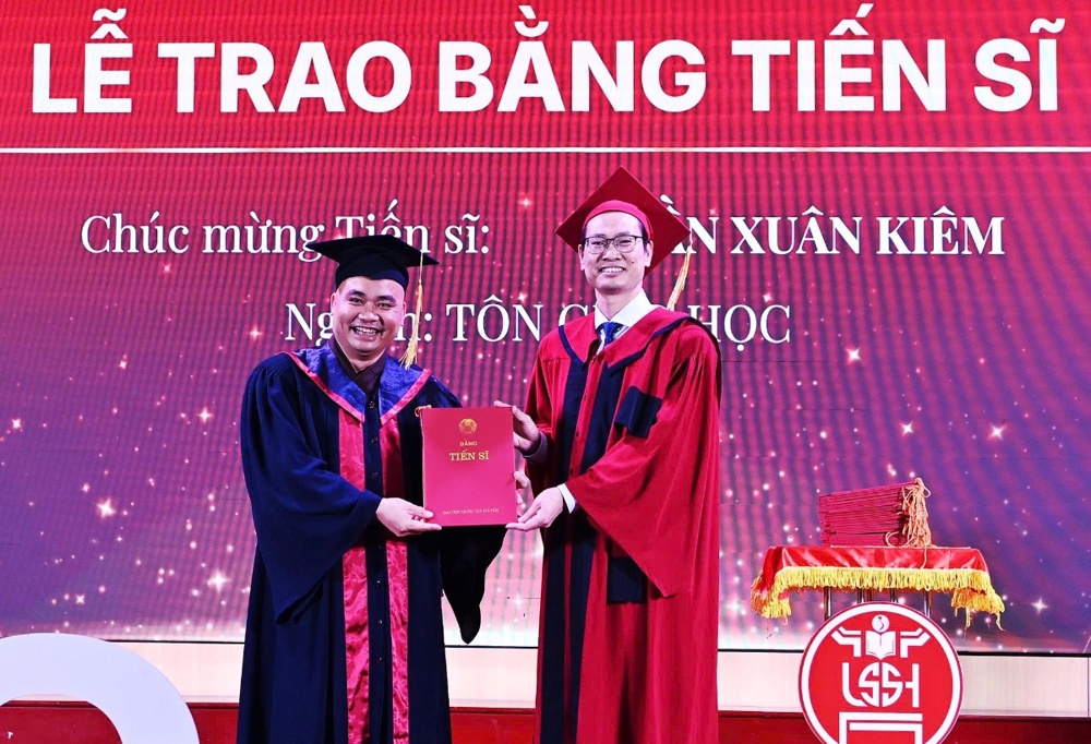 Hà Nội: Đại đức Thích Chân Định đón nhận bằng Tiến sĩ và giấy khen xuất sắc ngành Tôn giáo học